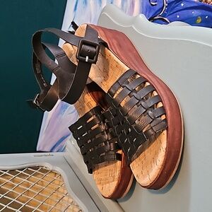 Kork's black platform sandal, size 11